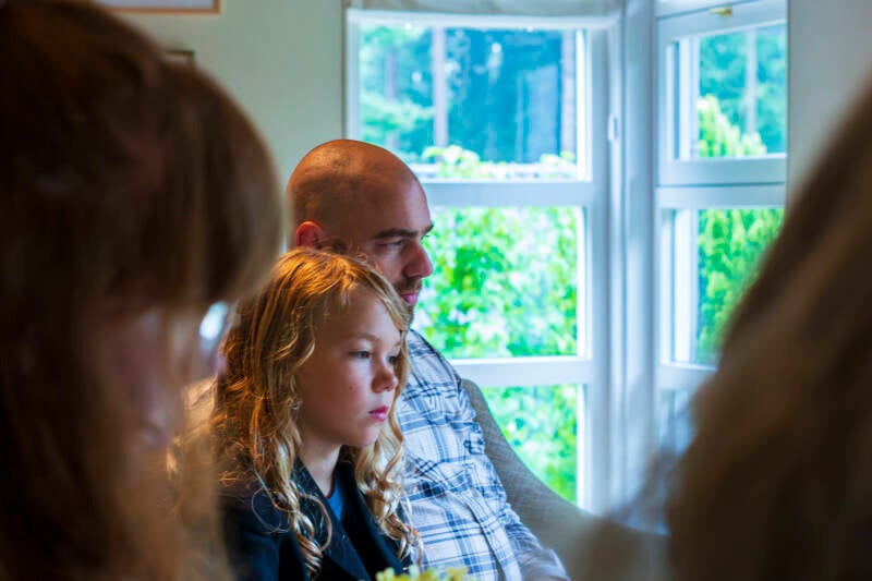 vader en kind tijdens afscheiddienst