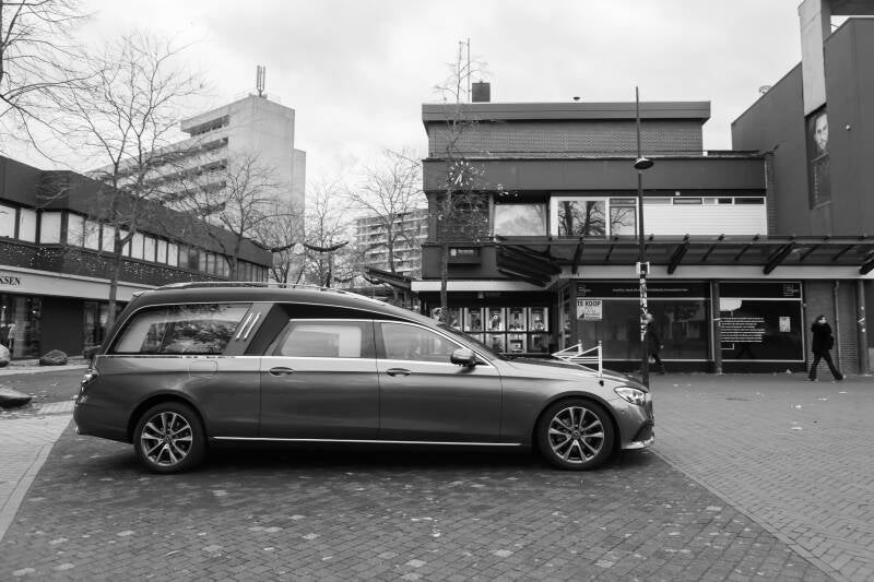 rouwstoet langs woning