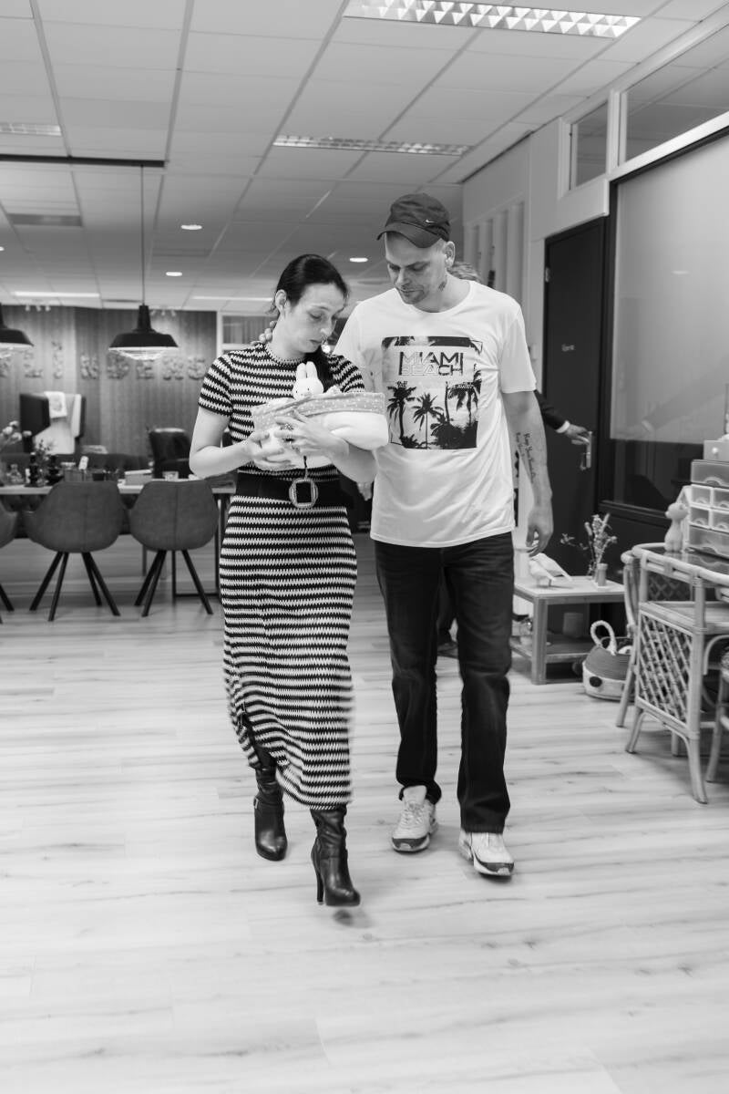 ouders dragen overleden kindje in mandje