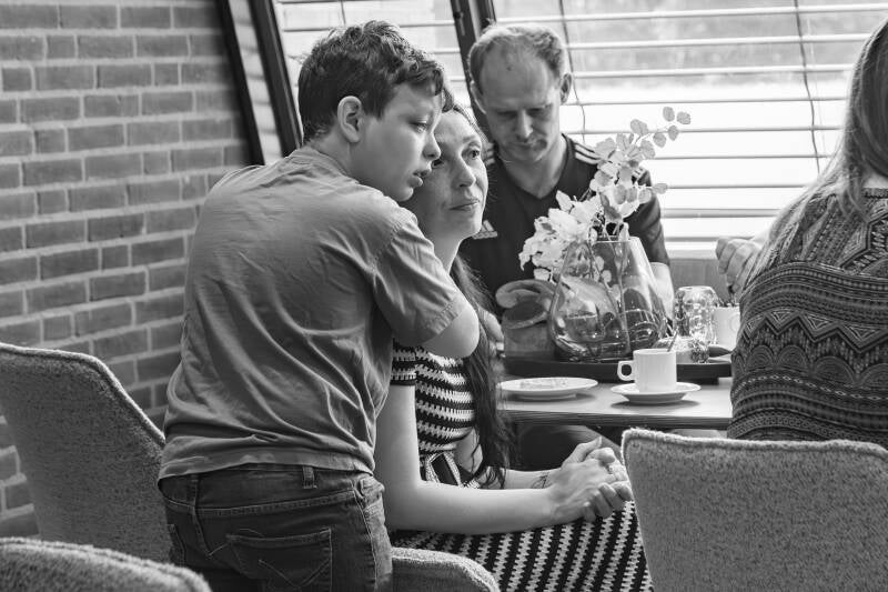 zoon troost moeder tijdens uitvaart