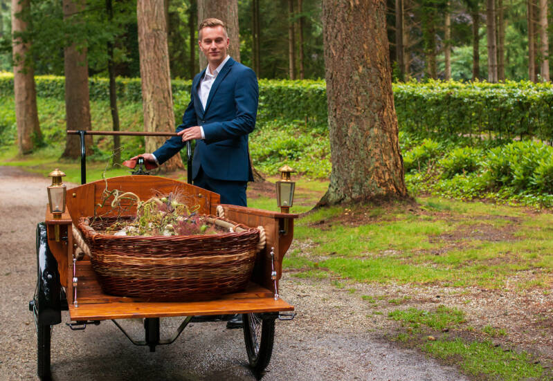 Baar in rouwbakfiets