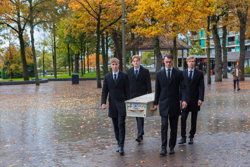 jonge mannen dragen kistt