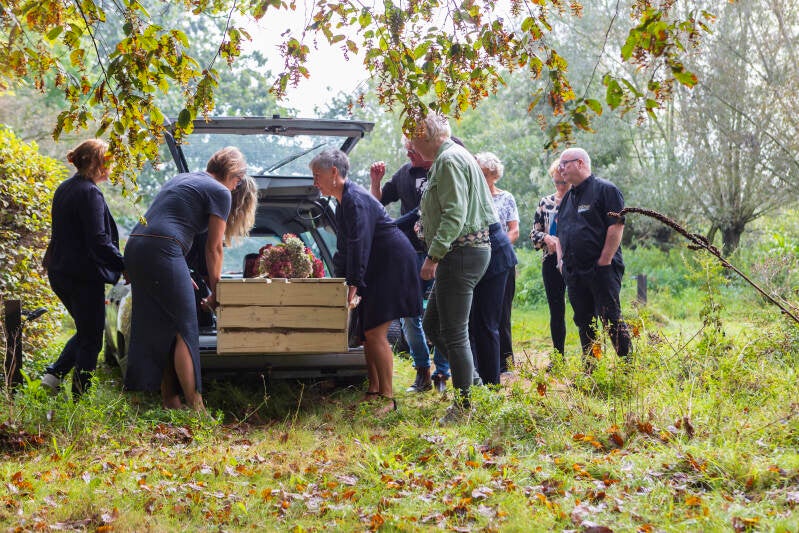 de kist uit de wagen tillen