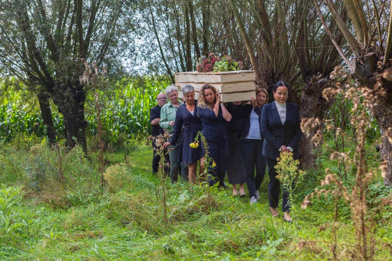 familie draagt de kist