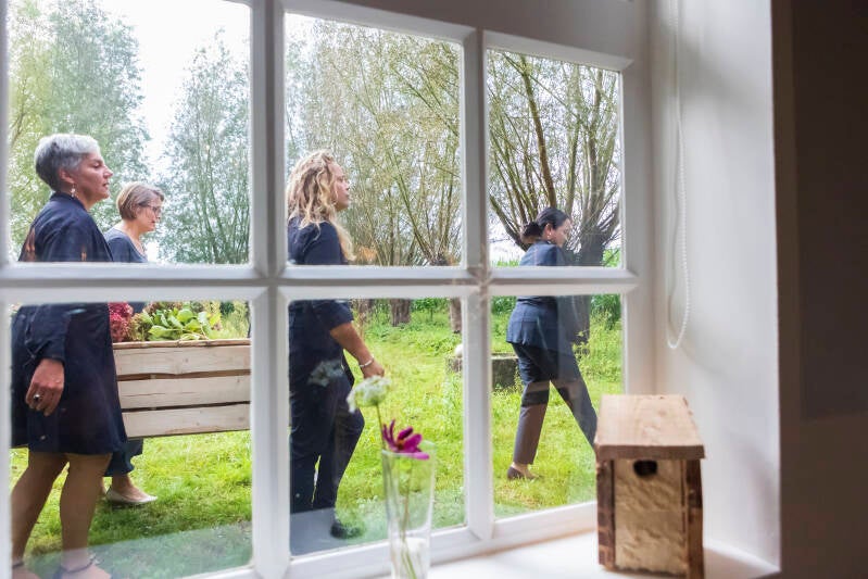 dragen van de kist, foto door raam genomen