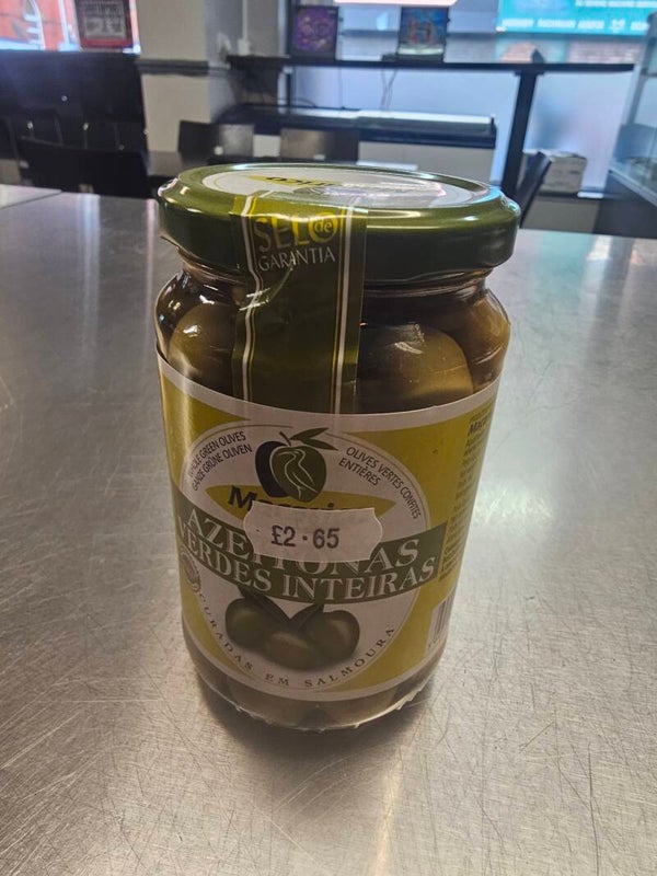 Azeitonas verdes inteiras