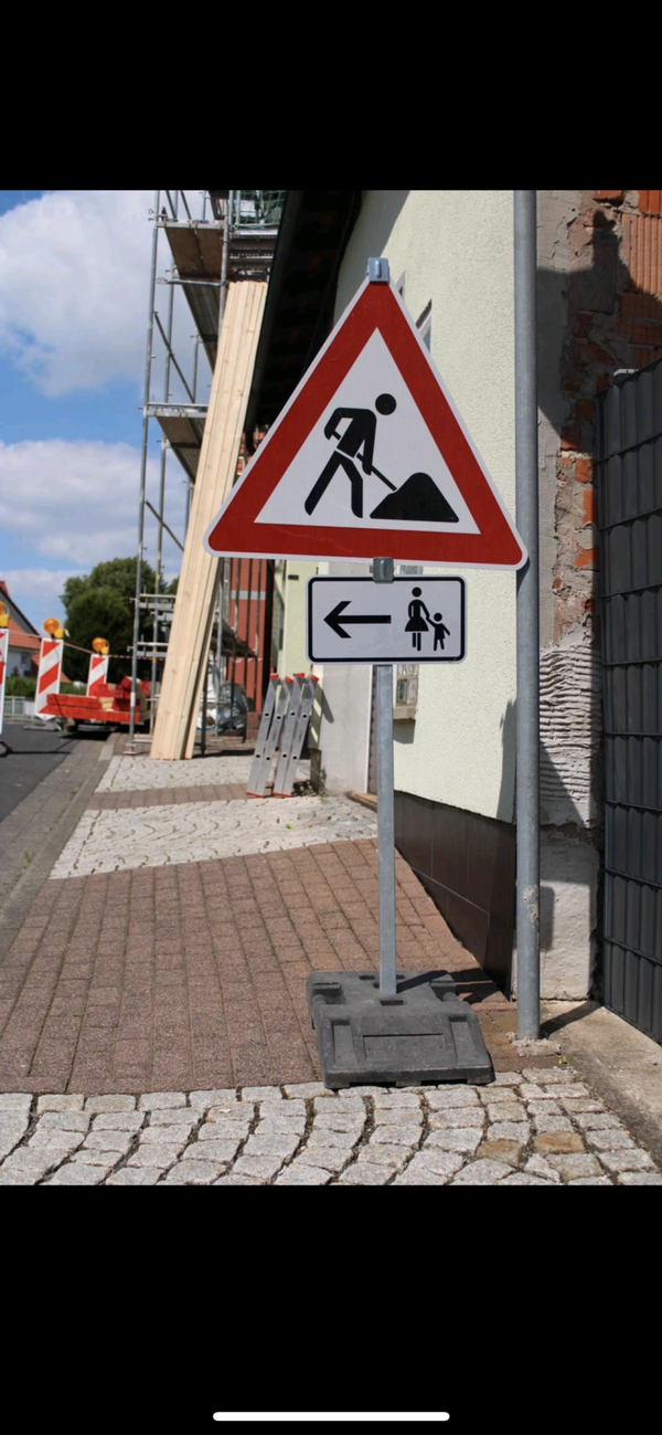 Hochwertige Baustellenbeschilderung mit klarem Design