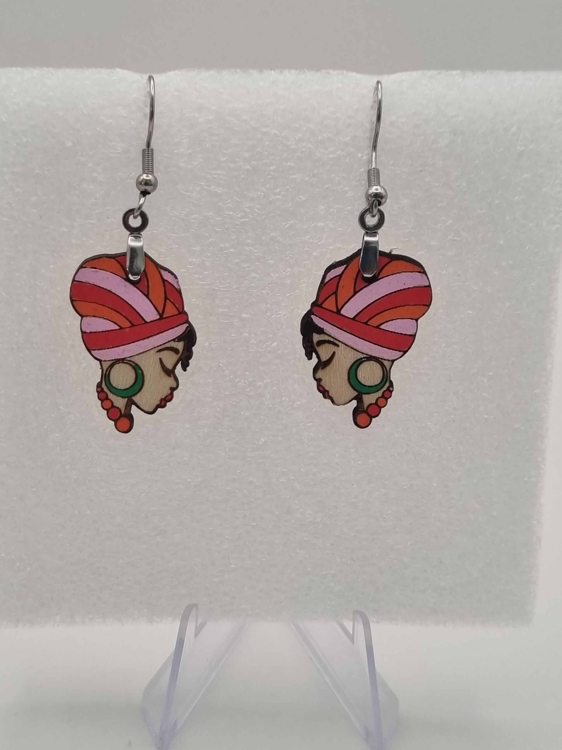 Boucles d’oreilles en bois – Femme élégante