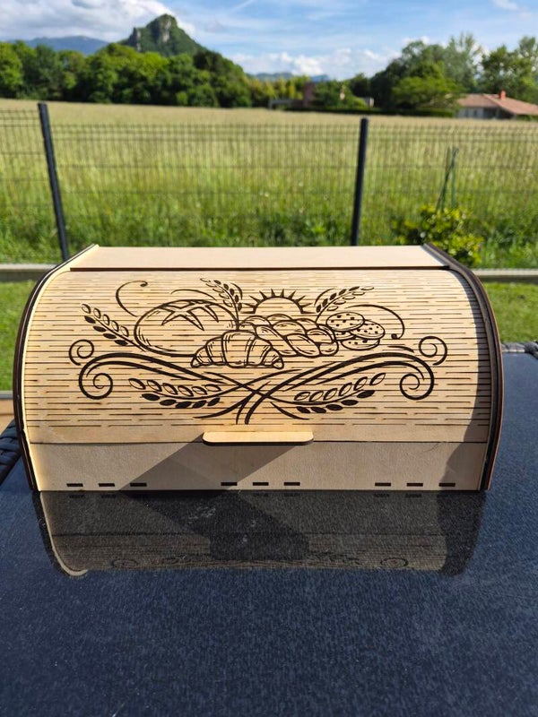 Boîte à pain en bois gravée