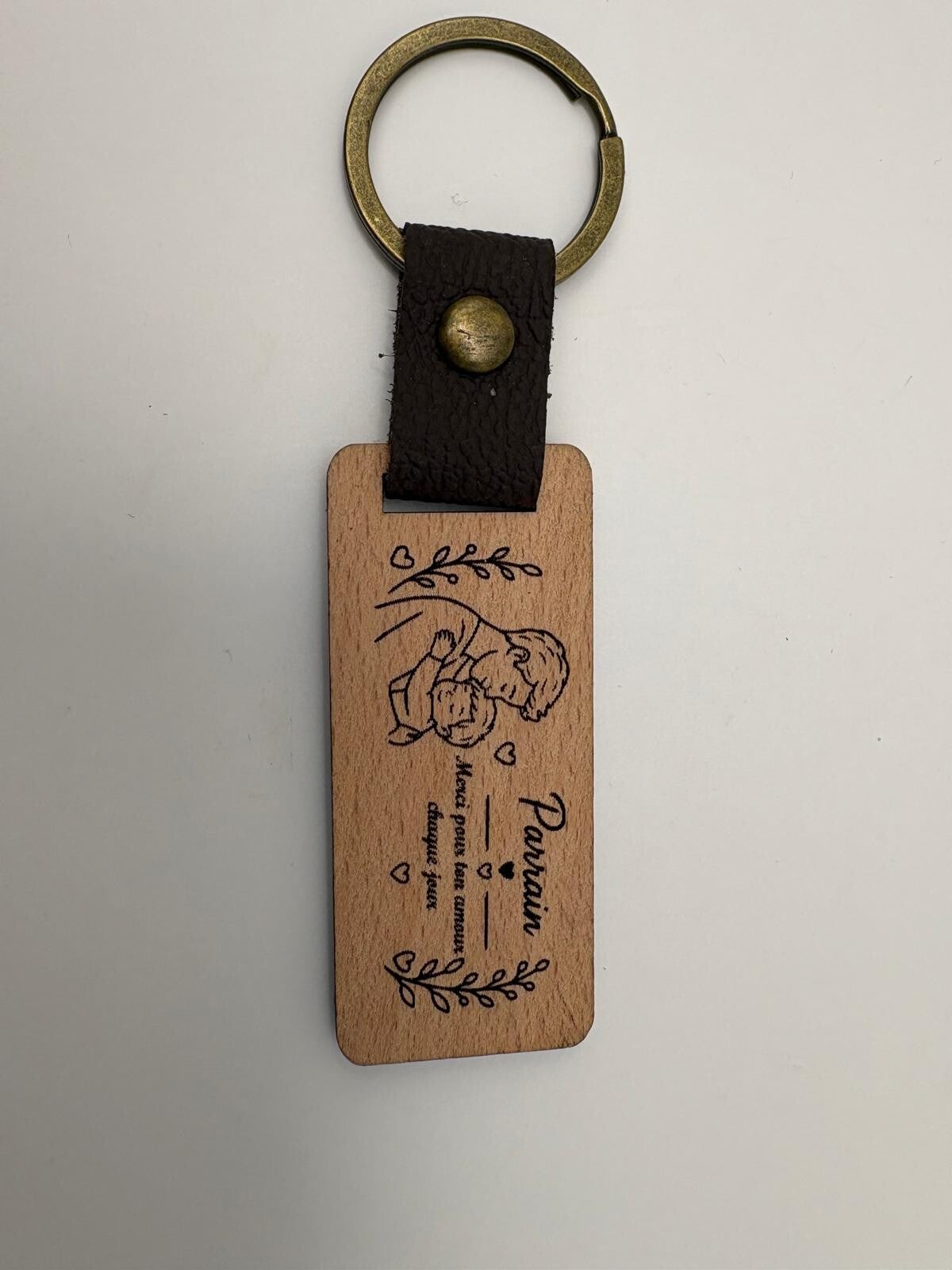 Porte-clés en bois gravé avec sa touche cuir – Cadeau personnalisé