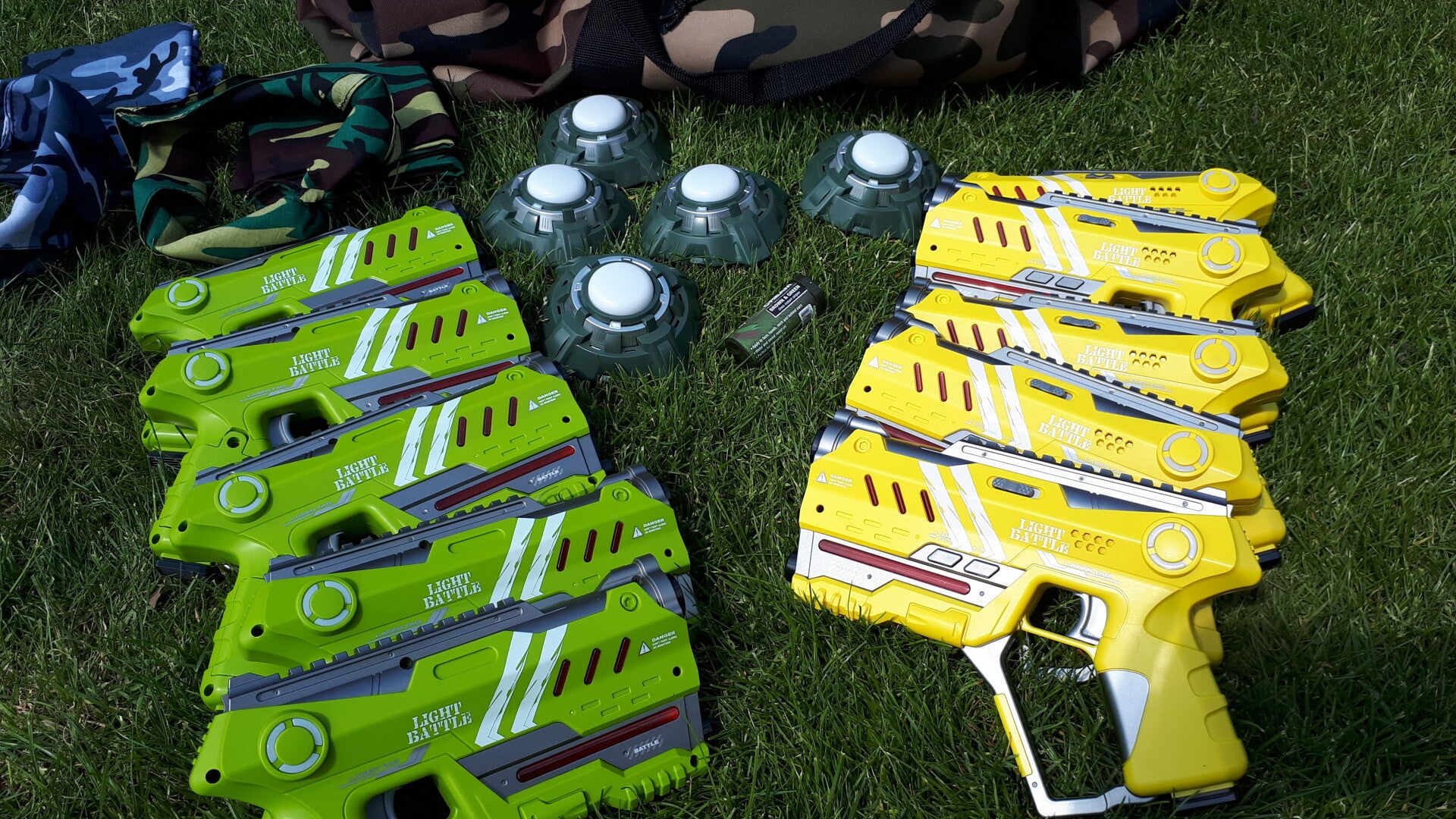 Lasergamepakket met laserguns, targets, camouflage tas, camouflage bandana's, grote party camouflage vlag, camouflage schmink