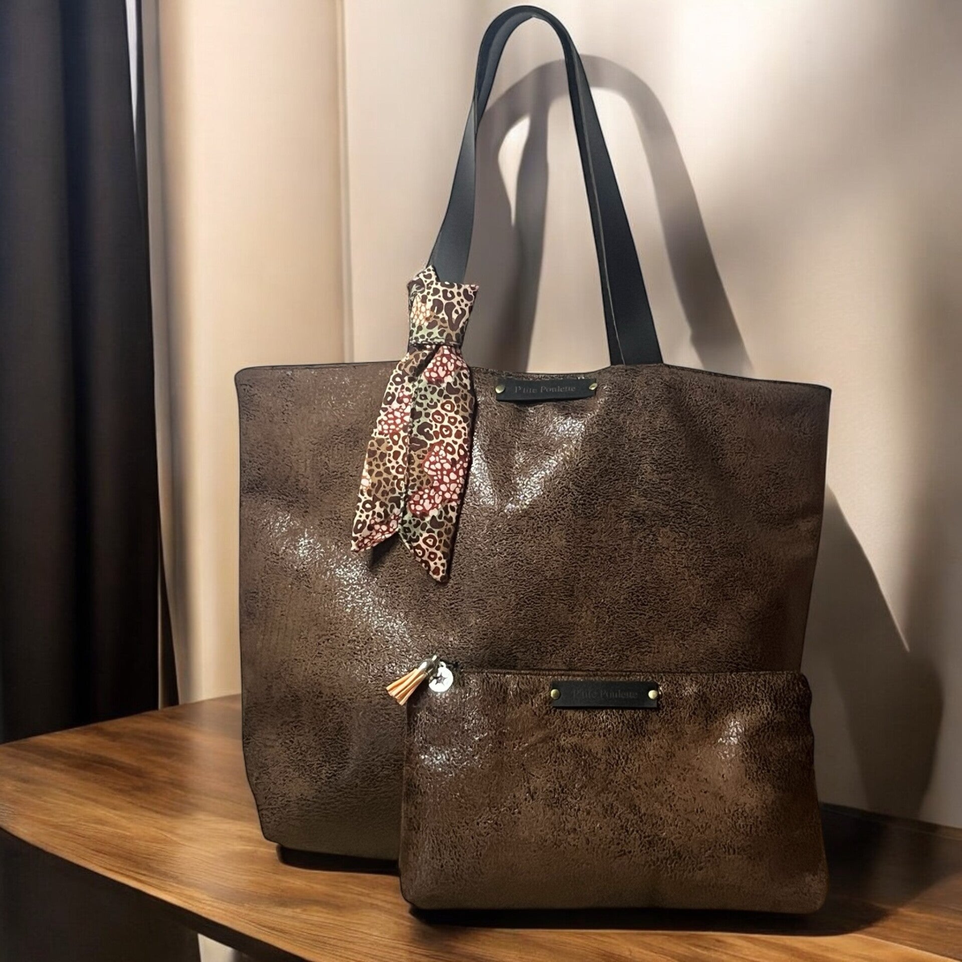 Sac cabas en simili cuir chocolat brillant "P'tite Poulette"-Création artisanale française