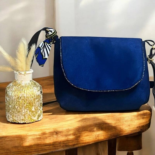 Le mini sac besace en suédine bleu roi et wax- Création artisanale française