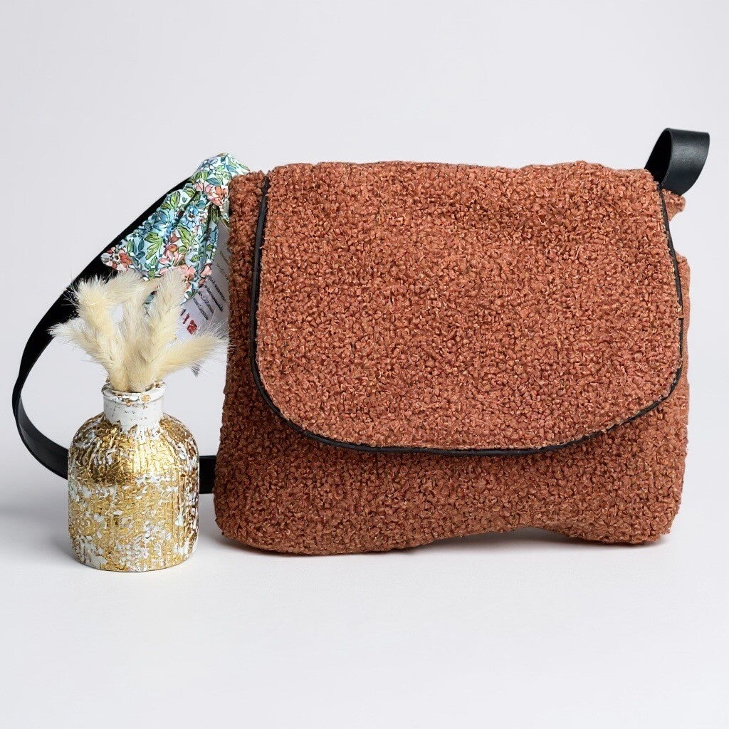Sac Besace en Tissu Bouclette Caramel – Création Artisanale Française