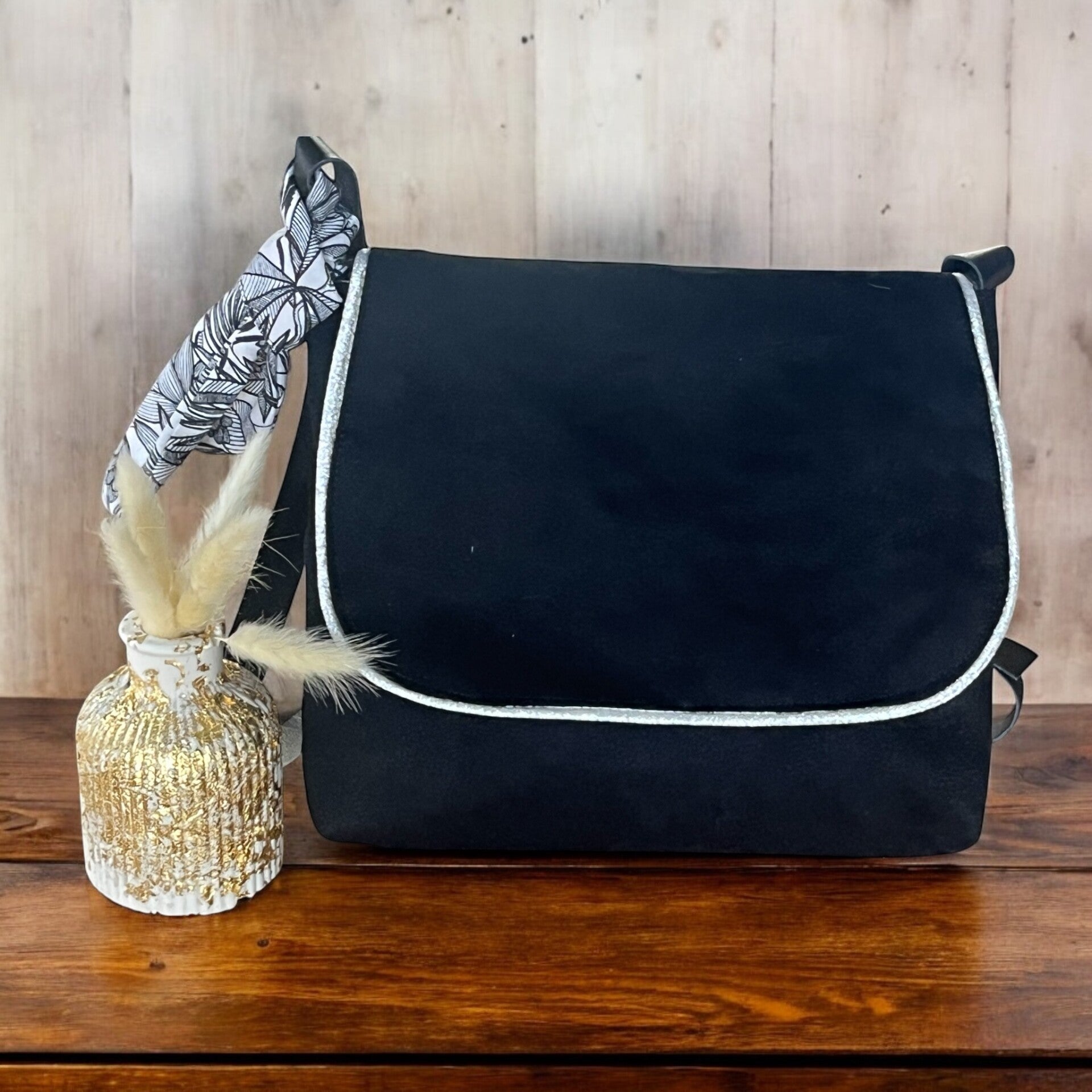 Sac Besace en Suédine Noire – Création Artisanale Française