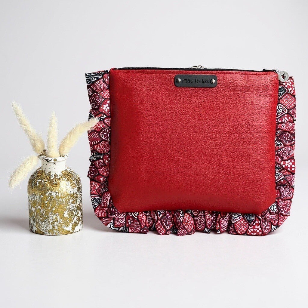 Sac “So Cute” en Simili Cuir Rouge Irisé et Fronces Graphiques – Création Artisanale Française