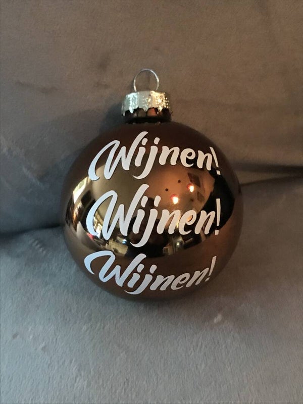 Kerstbal   Kleur is bruin met witte opdruk  De kerstbal is 7 cm  Is van glas.  Met de tekst:  wijnen!  wijnen!  wijnenDe kerstbal is 7 cm groot
