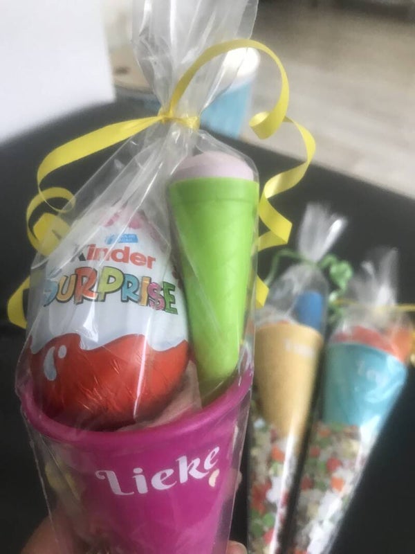 Plastic ijshoorntje met eigen naam Met een kinder suprise ijs of lol suprise  Met een mini snoep ijsje met plastic hoorntje  Helemaal compleet 1,50 Bij meerdere bestelling zal er altijd een mix van kleuren.
