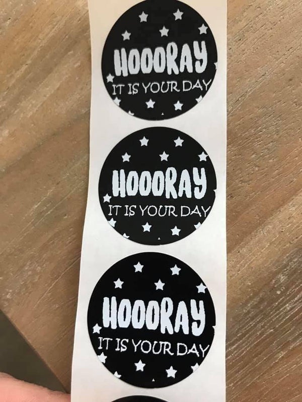 Hooray sluit stickers