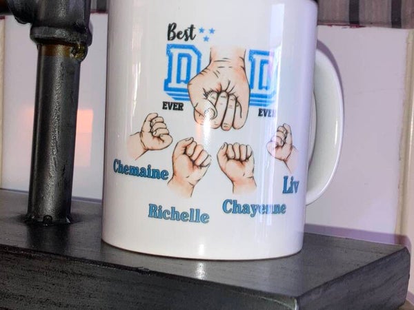 Mok met vuisten of  vuisten