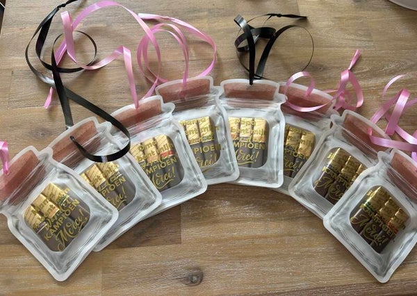 Presentje voor papa, mama begeleider die mee loopt