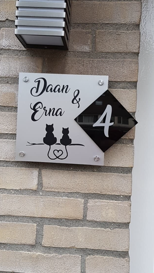 Aluminium bordje met een apart vierkantje voor het huisnummer