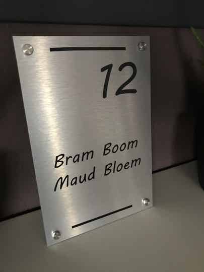 Rvs look naambordje gepersonaliseerd