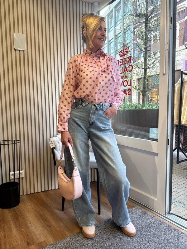 26113 Maud Blouse polka dots tie-neck roze