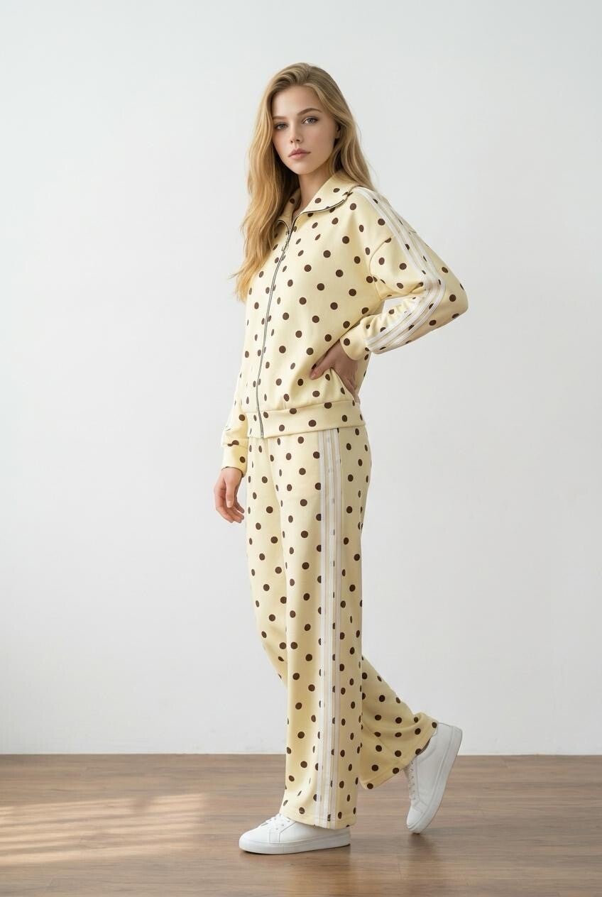 26221 polka dot tracksuit geel