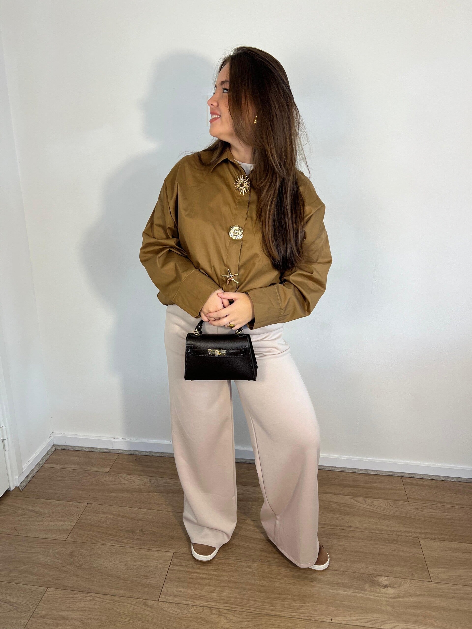 844 Oversized blouse met gouden details lichtbruin