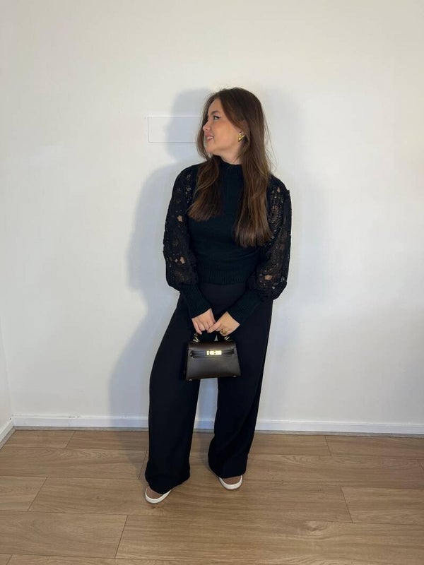 839 Trui met kanten mouwen zwart