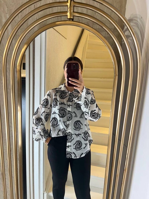 02408 Blouse met zwarte details