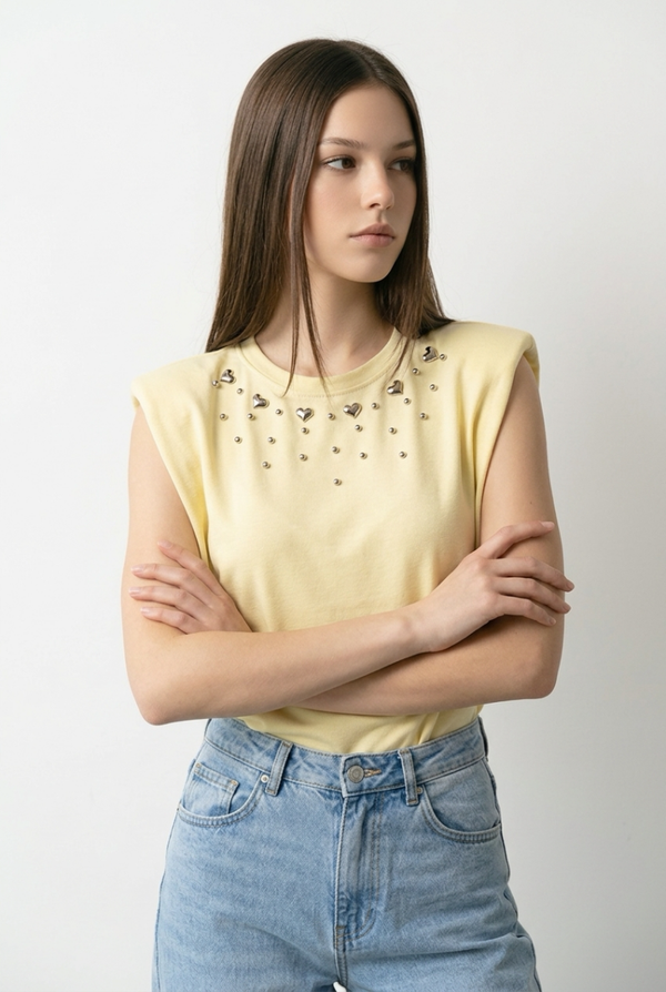 Gele top met hartjes studs en schouderdetails