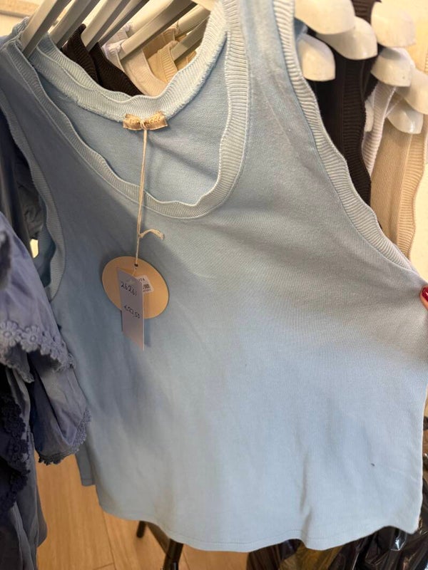 26261 Milou top lichtblauw