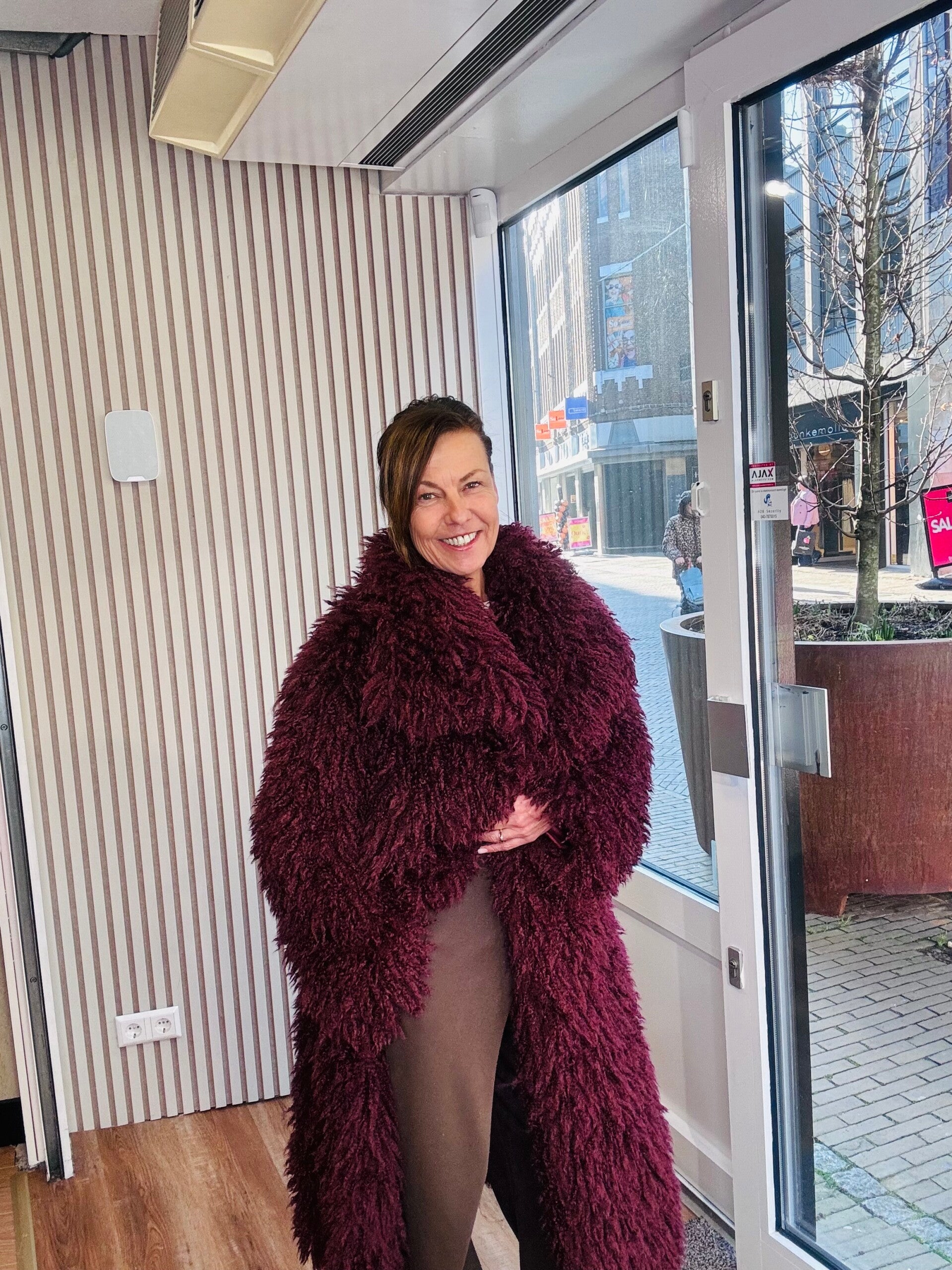 1008 lange fluffy jas bordeaux rood