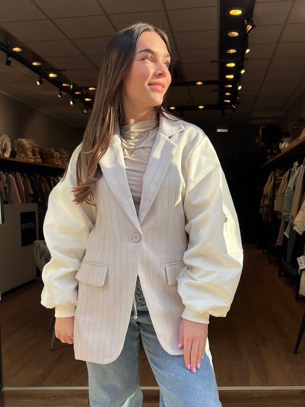2656 Beige blazer met bomber mouwen