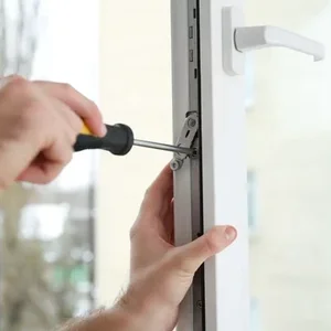 Travaux de vitrerie et remplacement de vitrages cassés pour portes et fenêtres – Intervention rapide
