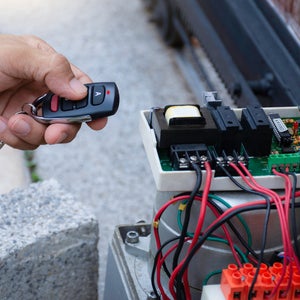 Installation et rénovation de portes, fenêtres et volets extérieurs – Service professionnel