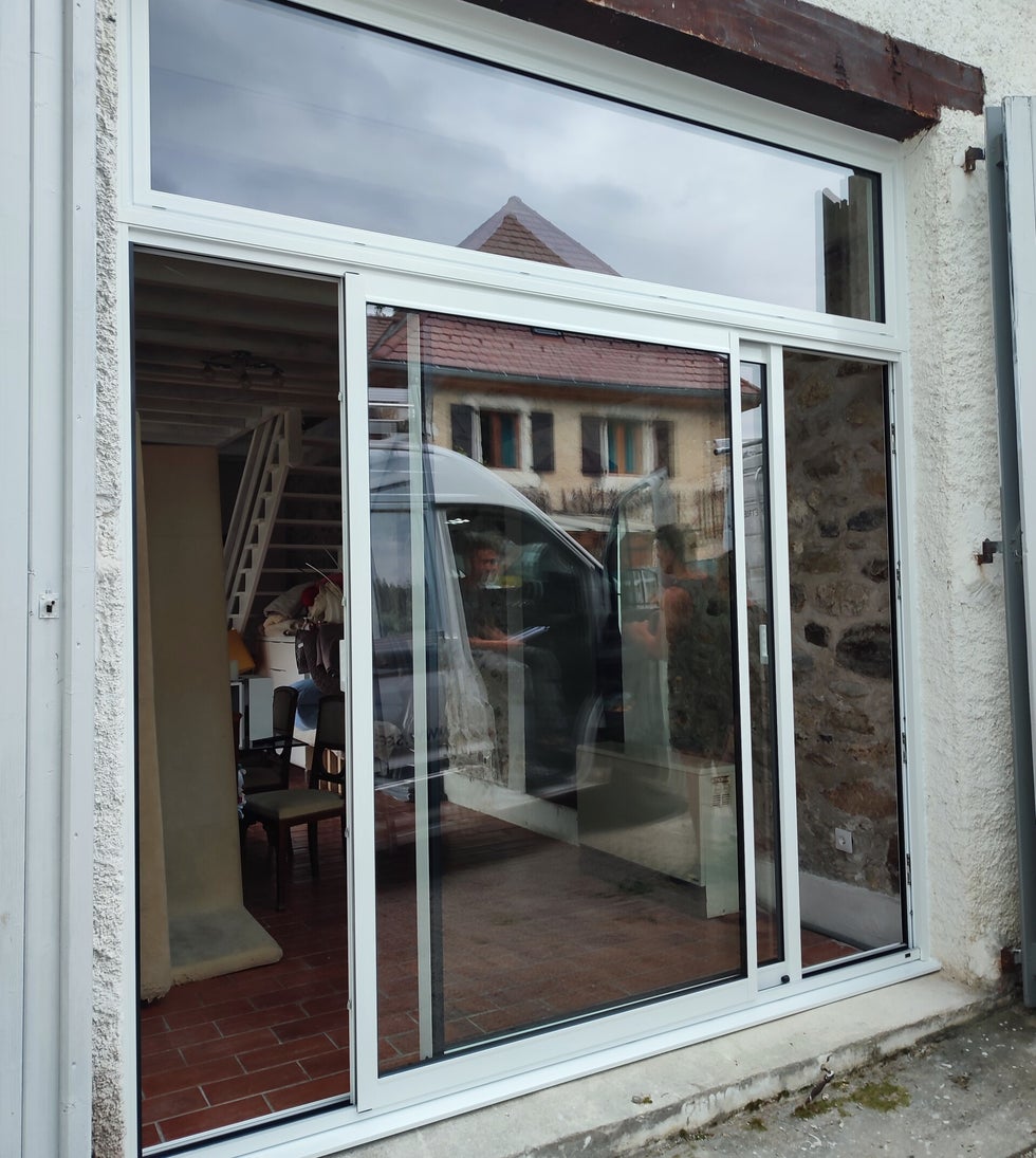 Dépose totale d’une baie vitrée coulissante avec impost en aluminium