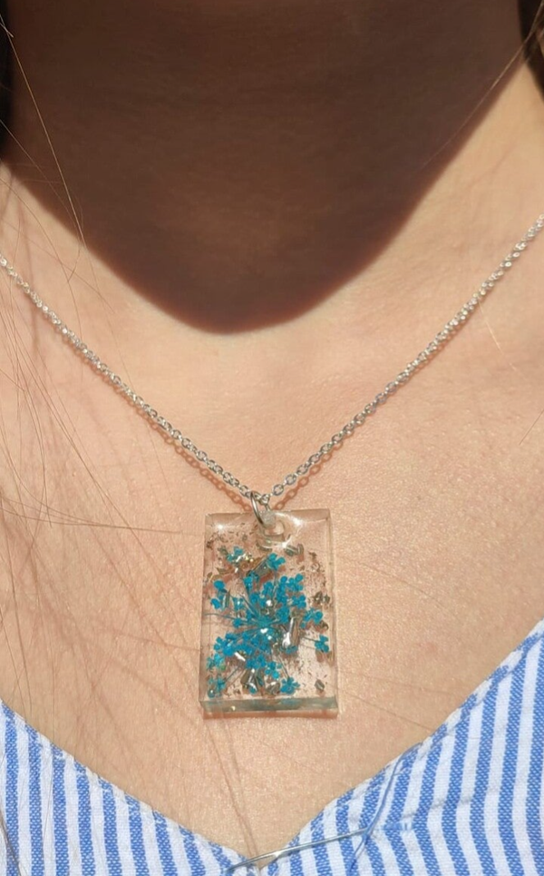 blauwe bloem met gouden vlokjes hanger