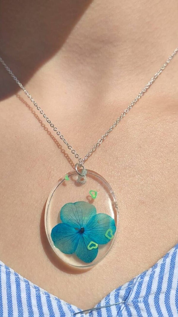 grote hanger met blauwe bloem en kleine groene hartjes