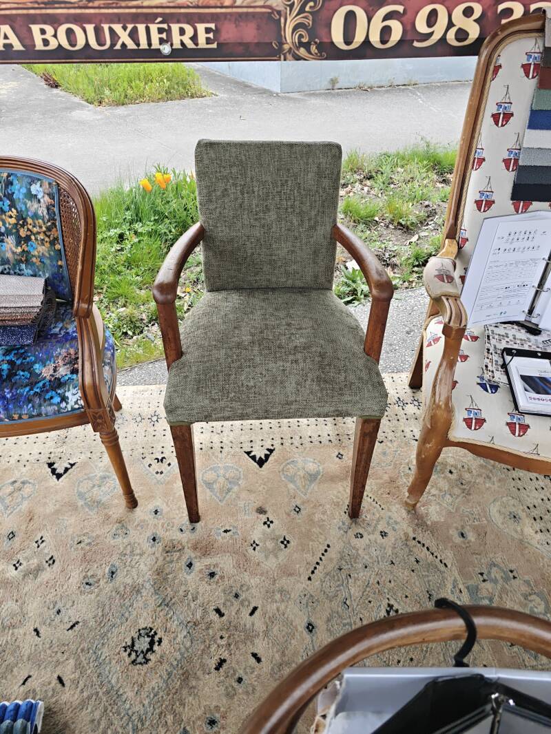 Petit fauteuil restauré par un tapissier d'ameublement 