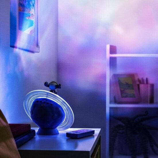 🌌 Disney Stitch Galaxy Projection Light – Nachtlampje met Afstandsbediening