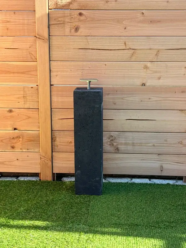 Betonpoer met moer vast aan stelplaat