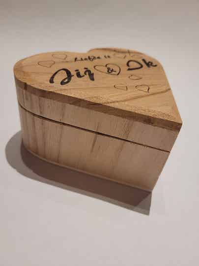 Houten hartvormig geschenkdoosje