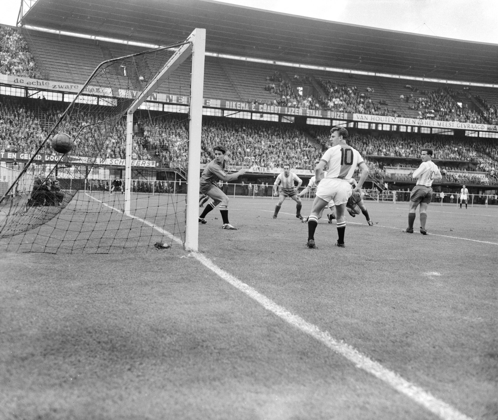 feyenoord_tegen_ajax_9-5-_vlnr_hoogerman_-ajax-_bennaars-_prins_-ajax-_en_s-_bestanddeelnr_911-5378-standard.jpg
