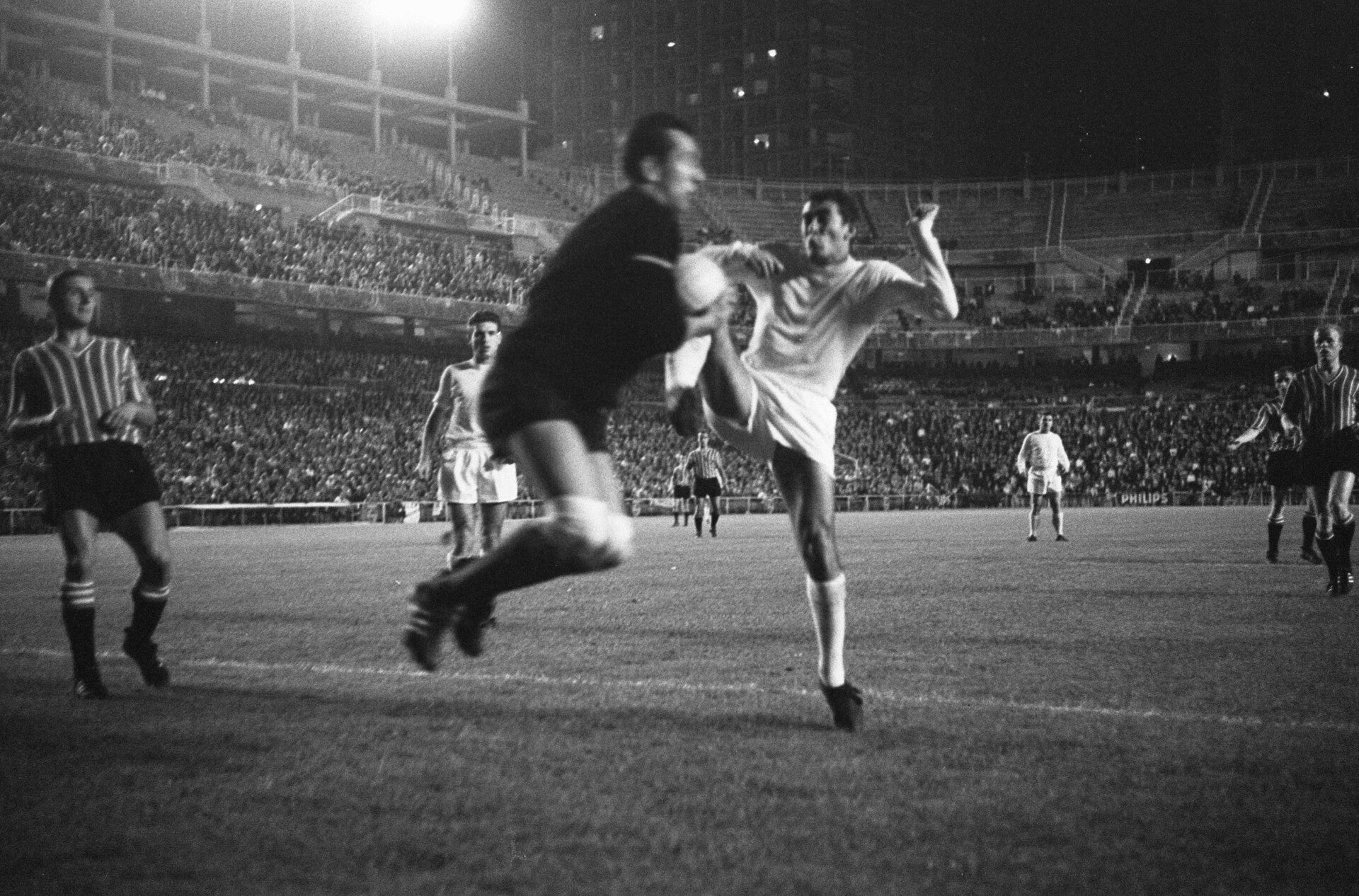 real_madrid_tegen_feyenoord_0-5-_pieters_graafland_in_duel_met_gento-_bestanddeelnr_918-2180-standard.jpg