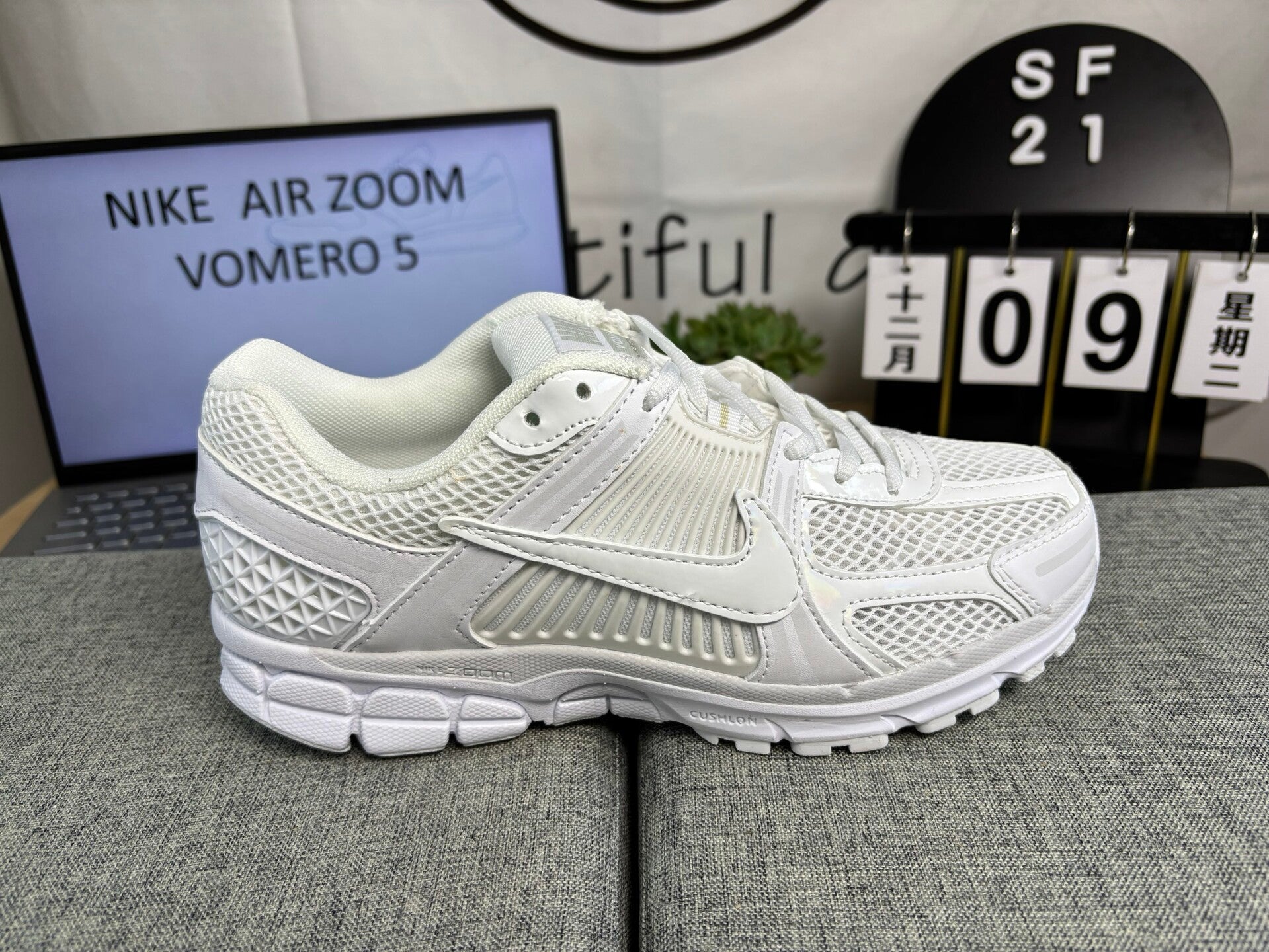 NIKE AIR ZOOM VOMERO 5 WHITE