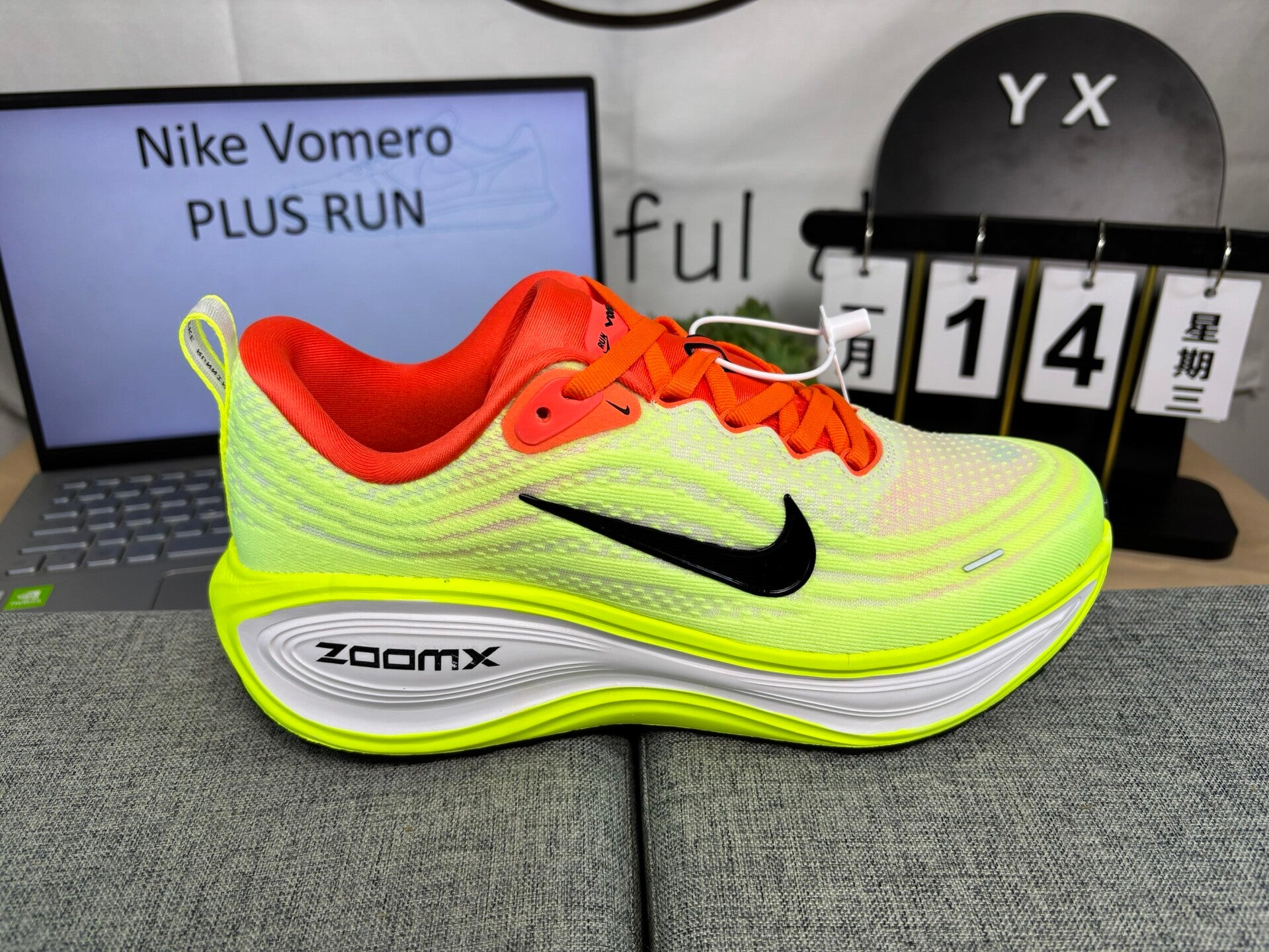 NIKE VOMERO PLUS FLUOR