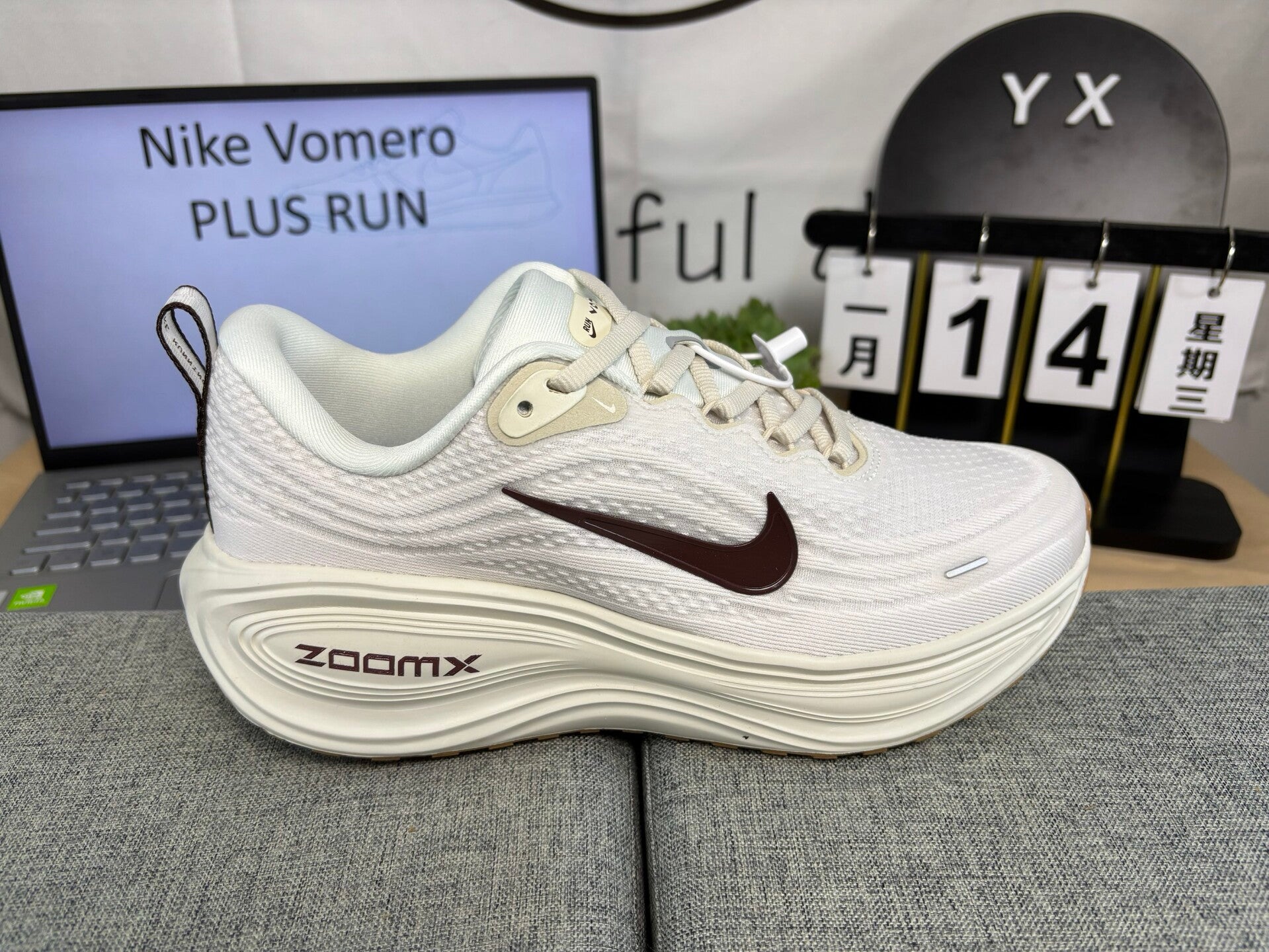 NIKE VOMERO PLUS RUN BL